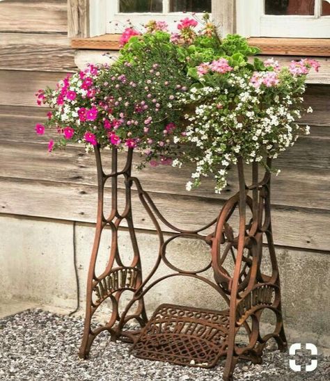 Vintage Gardening, Recycled Garden, Old Sewing Machines, Vintage Garden Decor, Diy Garden Furniture, Have Inspiration, Vintage Sewing Machine, Garden Containers, Planter Stand