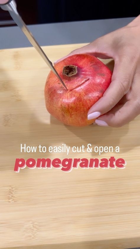 How to cut and open a pomegranate—without making a mess! @melissasproduce and I teamed up to show you this super easy hack! Let’s do it in… | Instagram Cut Pomegranate How To, How To Open A Pomegranate Simple, How To Cut A Pomegranate Easy, How To Open A Pomegranate, Opening Pomegranate, How To Cut A Pomegranate, Cut Pomegranate, Open A Pomegranate, Pomegranate Uses