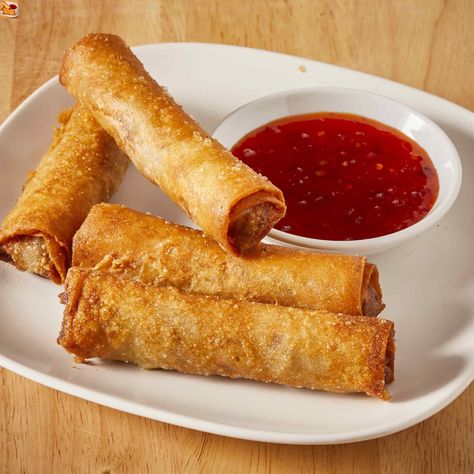 A simple recipe that the whole family can help with. Egg roll wrappers are stuffed with a mixture of meat and vegetables then fried to golden perfection in hot oil. Lumpia Sauce, Fresh Lumpia, Lumpia Wrapper, Filipino Lumpia, Pancit Recipe, Lumpia Recipe, Recipe Salmon, Fried Spring Rolls, Salmon Roll