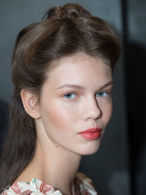 English Rose | Natural Makeup Look  Seen at Brock Collection SS19  #natural #makeup #clean #beauty #makeuplook #inspiration #red #stained #lips #englishrose #beauty #inspo #shopjjdr Gucci Makeup, Red Lipstick Shades, Saturday Skin, Rose Makeup, Natural Makeup Look, Event Makeup, Runway Makeup, La Fashion Week, Spring Makeup