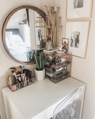 Diy Makeup Station Small Spaces, Makeup Storage On Dresser, Makeup Organization On Desk, Small Vanity Organization Ideas, Tiny Makeup Vanity, Makeup Stand Ideas Bedrooms, Small Make Up Station, Small Makeup Organization, Small Vanity Organization