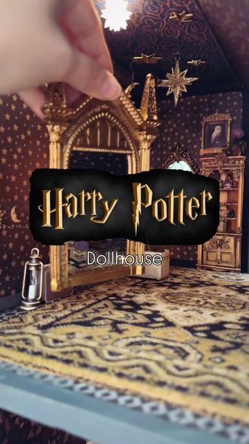 ✨Bridget ✨ on Instagram: "I still have ways to go, but so far it’s looking really cute. #harrypotter #halloween #dollhouse" Harry Potter Dollhouse Diy, Harry Potter Dollhouse, Harry Potter Wreath, Diy Geek, Halloween Dollhouse, Harry Potter Dolls, Harry Potter Miniatures, Harry Potter Room Decor, Dollhouse Halloween