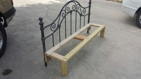 Wrought iron fullsize headboard. Built frame with 2x4s. Garden Diy Furniture, Diy Bank, Iron Headboard, Garden Bench Seating, Headboard Benches, Metal Headboard, Garden Storage Shed, Dekor Diy, Diy Garden Furniture