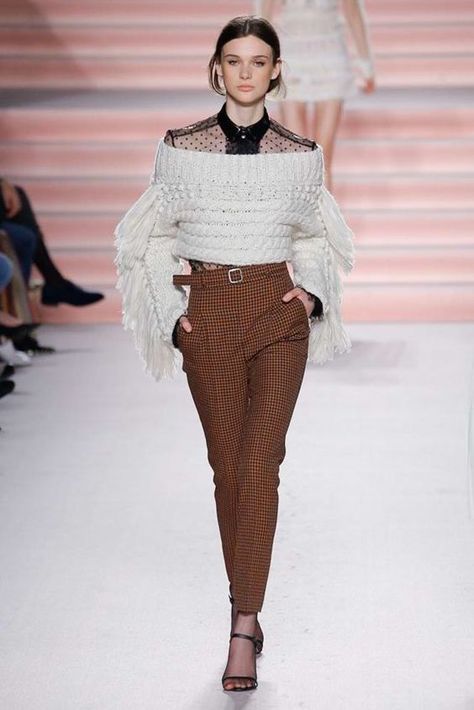 Philosophy di Lorenzo Serafini Fall 2017 Ready-to-Wear Collection Photos - Vogue Shoulder Sweater Outfit, 일본 패션, Sweater Outfit, Knitwear Fashion, 가을 패션, Knit Fashion, Fashion 2017, Fall 2017, Shoulder Sweater