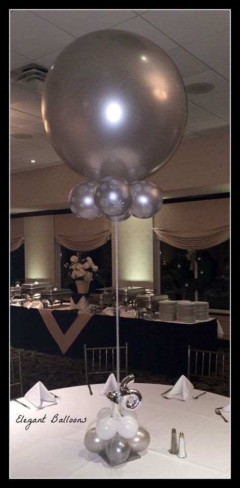 Large Balloon Table Centre Piece Balloon Table Centerpieces, Deco Ballon, Balloons Decorations, Mom Party, Balloon Ideas, Balloon Arrangements, Large Balloons, 25th Wedding Anniversary, Balloon Centerpieces