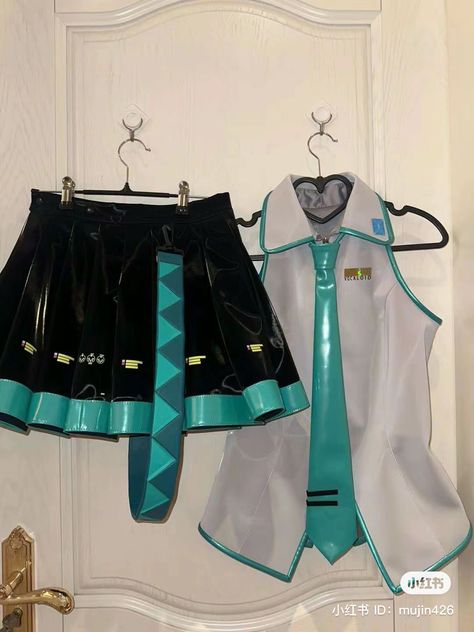 Miku Shirt, Hatsune Miku Costume, Hatsune Miku Outfits, Hatsune Miku Cosplay, Vocaloid Cosplay, Miku Cosplay, Halloween This Year, Cute Cosplay, Tv Girls