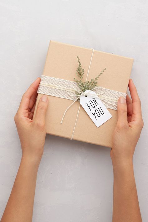 7 Gifts From Nordstrom That Grads Will *Actually* Love — Even Years Later Gift Wrapping Inspiration, Packaging Ideas Business, Gifts Wrapping Diy, Handmade Packaging, Gift Box Design, Creative Gift Wrapping, Diy Gift Wrapping, Diy Gift Box, Gift Kit