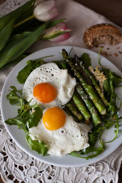 Spring Lunch Ideas, Asparagus With Parmesan Cheese, Ideas Desayuno, Table Meals, Recipes With Parmesan Cheese, Asparagus Dishes, Spring Lunch, Eating Good, Spring Recipe