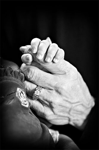 I wanna do this with my gg bean Grandmother Granddaughter Photography, Child In Heaven, Grandparents Photography, Grandma And Granddaughter, Love Hands, Grandma Photos, Grandparent Photo, Big Family Photos, Grandmother Granddaughter