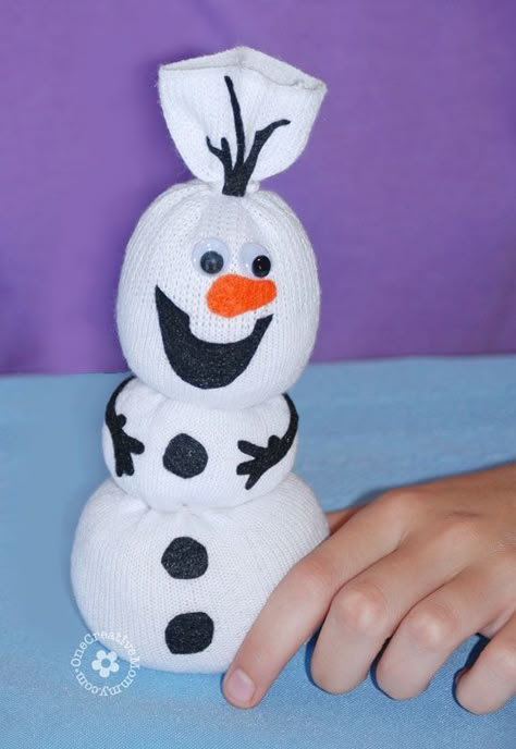 Olaf Sock Snowman Tutorial -- Add felt details Blogs Ideas, Snowman Tutorial, Diy Sock Toys, Sock Snowman Craft, Olaf Snowman, Sock Snowman, Sock Toys, Diy Socks, Sock Crafts