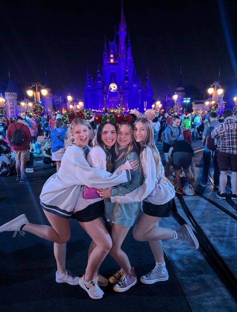 Friends At Disney World, Disney With Friends, Disney World Photo Ideas Friends, Disneyland Pics With Friends, Disneyland With Best Friend, Disney World Friends Pictures, Mickeys Christmas Party, Disney College Program, Disneyland Photos