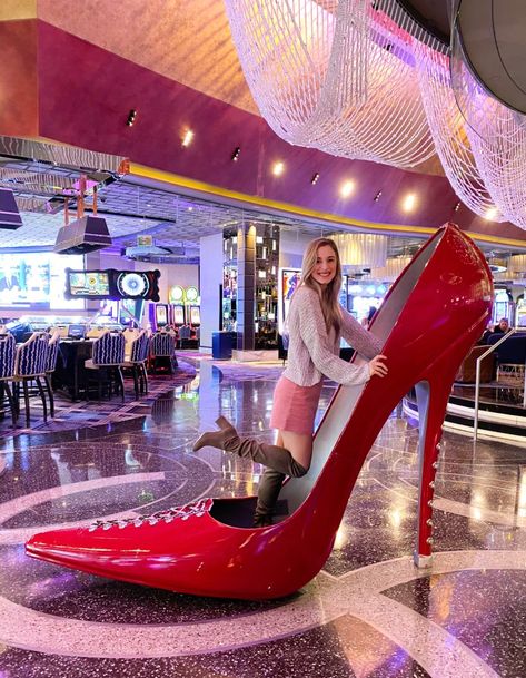 The Best Instagram Photo Spots in Las Vegas – Olivia Michelle Las Vegas Outfit Club, Las Vegas Outfits Winter, Vegas Outfit Ideas Spring, Las Vegas Outfit Summer, Summer Vegas Outfit, Las Vegas Trip Planning, Las Vegas Pictures, Vegas Girls Trip, Las Vegas Outfit