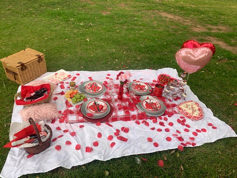 Pic Nic Ideas Romantic, Cute Proposal Ideas, Romantic Room Decoration, Romantic Date Night Ideas, Romantic Room, Cute Boyfriend Gifts, Romantic Picnics, Aura Colors, Romantic Things