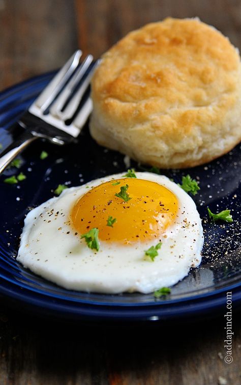 Learning how to make sunny side eggs is one of those essential cooking tips that once you learn it, you are golden! Sunny Side Up Eggs Recipe, Sunny Side Up Eggs, Recipe For Hollandaise Sauce, Eggs Recipe, Cooking 101, What's For Breakfast, Breakfast Time, An Egg, Breakfast Dishes