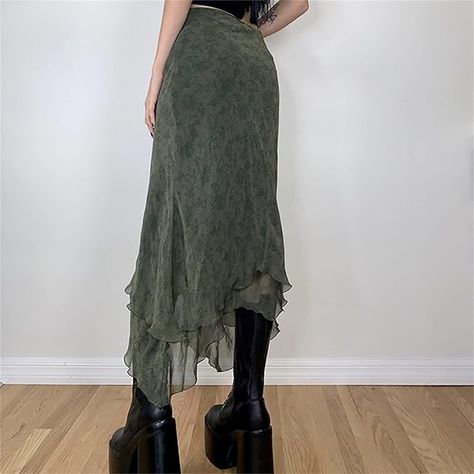 such a cute find Streetwear Skirt, Soft Grunge Outfits, Midi Skirts Summer, Green Midi Skirt, Long Floral Skirt, Skirt Streetwear, Floral Print Midi Skirt, Retro Skirt, Skirt Y2k