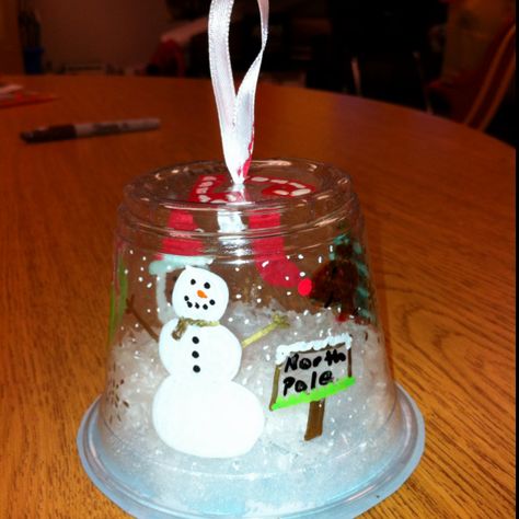 Snow globe ornaments I made with my 2nd graders. They are super easy and tons of fun. Materials needed -paint pens and/or sharpies -plastic cups -ribbon -white stuffing -fake snow -round piece of paper (for the bottom) Plastic Cup Snow Globe, Winter Craft 2nd Grade, 2nd Grade Winter Crafts, 2nd Grade Holiday Crafts, Christmas Crafts 2nd Grade, Christmas Crafts For 2nd Graders, 2nd Grade Christmas Crafts, Simple Scenery, School Christmas Party