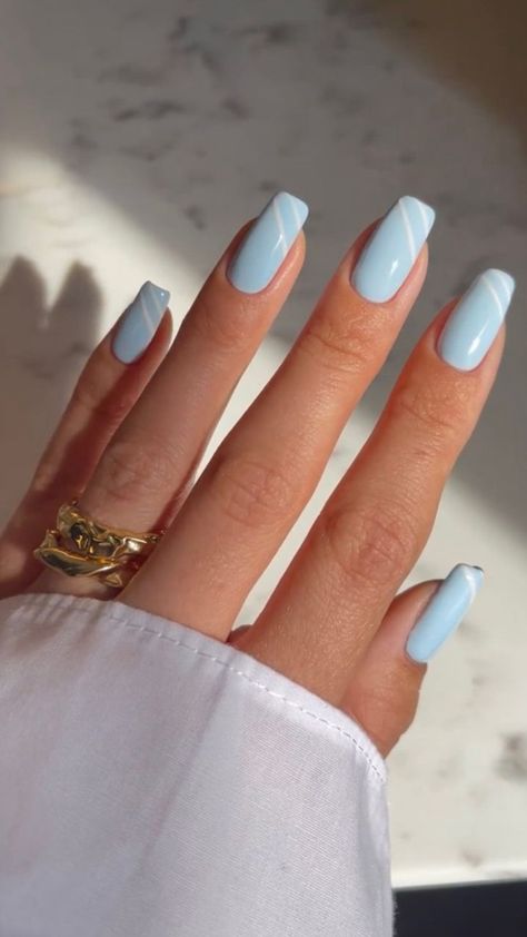 Nail Ideas Solid Colors With Design, Short Tip Nails Dip, Powder Blue Acrylic Nails Coffin, Gell Nails Plain, Baby Blue Gel Nails Design, Blue And White Nail Inspo Short, Squoval Blue Nails, Baby Blue And White Nails Designs, Nails Bleu Pastel