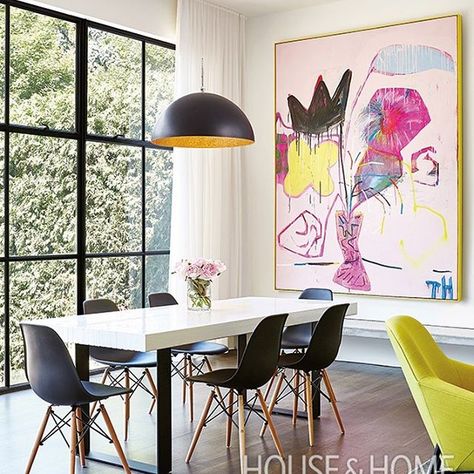 12′-high ceilings and wall-to-wall steel-case windows frame views to the garden and add to the enormous sense of space. Tour the rest of this home at the link in profile. [Design: Stephanie Pellatt of Pivot Design Group, Leanne Tammaro and Adolphina Karachok of Designtheory | Photo: Valerie Wilcox] #houseandhome #hhstyle #design #interiordesign #decor #homedecor #homedesign #diningroom #artwork #designinspiration Interior Design Minimalist, Dining Room Art, Small Kitchens, Casa Vintage, Dining Room Inspiration, Dining Room Walls, Modern Dining Room, Large Painting, Dining Room Design