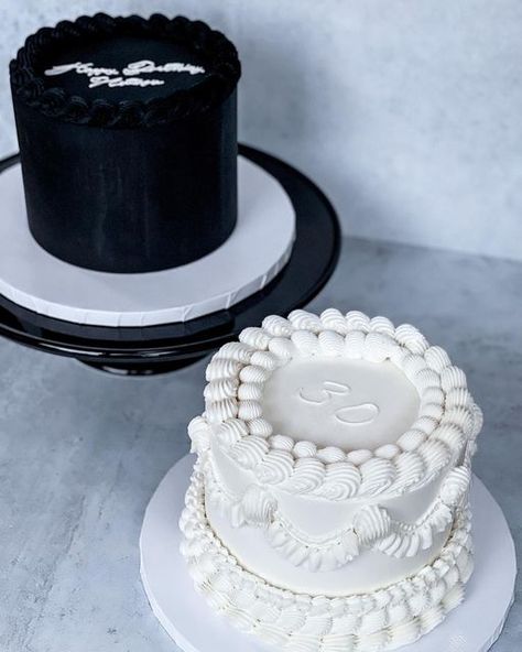 A. Cakes | Luxury Wedding Cakes | Arizona on Instagram: "Lambeth cakes galore! Are these cakes kind of intense to pipe? Yes. Are they beautiful and do I love them. Also yes! How gorgeous is this black and white set for a 30th birthday?! #birthdaycake #blackandwhitecake #lambethcake #arizonabirthday #customcakes #customcakesarizona #phoenix #phoenixaz #scottsdalescottsdaleaz #cakeartist" Lambeth Cake, White Birthday Cakes, Betty Draper, 30 Birthday Cake, Luxury Wedding Cake, White Set, 30th Birthday, Custom Cakes, Cake Designs