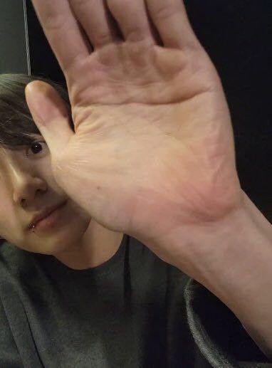 Look at his hand, I feel his skin is sick 😩🫣 V Live, His Hands, Bts Jungkook, On Twitter, Skin, Twitter