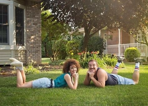 This Couple Did An '80s-Themed Photo Shoot For Their Anniversary, And It's Epic Silly Couple Photoshoot Poses, Cheesy Couple Pictures, Masterminds Photo Shoot, Cheesy Photoshoot, 80s Couple Photoshoot, Awkward Photoshoot, Silly Engagement Photos, Awkward Couple, 80s Photoshoot