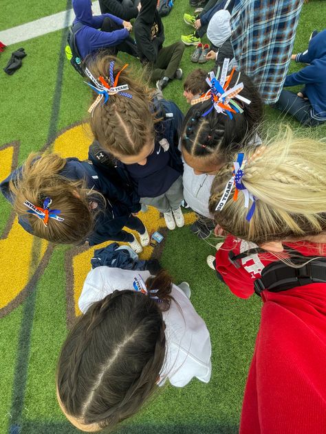 Sports Day Hair, Race Day Hair, Volleyball Hair Bows, Hockey Hair, Running Hairstyles, Ideas For Parties, Soccer Hairstyles, Volleyball Hair, Soccer Hair