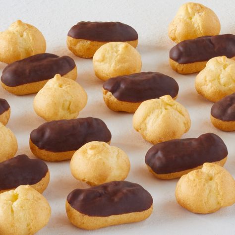 Mini Eclairs Decoration, Mini Choux Pastry, Store Bought Dessert Hacks, Mini Cream Puffs, Mini Eclairs, Mini Cream Puff, Dessert Buffet Wedding, Choux Cream, Dessert Hacks