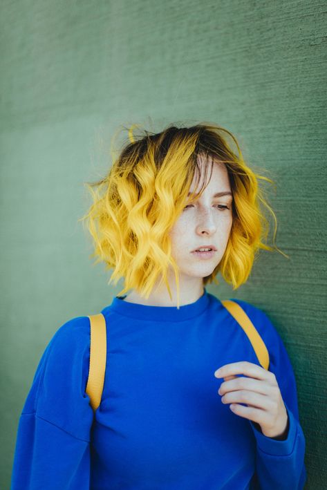 Tessa Violet Tessa Violet, Yellow Hair Color, Short Grunge Hair, Violet Hair, Punk Hair, Hair Shows, Short Hair Color, Hair Color Blue, Yellow Hair