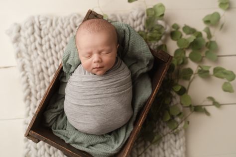 Newborn Photography Basket, Newborn Photography Setup, Newborn Photos Boy, Baby Boy Newborn Photography, Newborn Photography Boy, Newborn Family Photography, Newborn Family Photos, Baby Pictures Newborn, Baby Photoshoot Boy