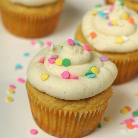 Vanilla Bean Coconut Flour Cupcakes and Teaching Children About Kindness Coconut Flour Cupcakes, Cupcakes Coconut, Low Carb Cupcakes, Healthy Cupcakes, Ideas Cupcakes, Coconut Flour Recipes, Grain Free Desserts, Low Carb Cake, Vanilla Cupcake Recipe