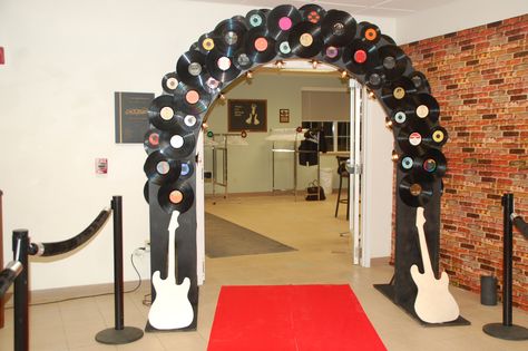 Vinyl Party Ideas, Vinyl Party Decorations, Concert Decorations, Prom Archway Ideas, Music Theme Homecoming, Music Theme Party Decorations Ideas, Music Theme Decor, Rock And Roll Parade Float Ideas, Rock And Roll Homecoming Theme