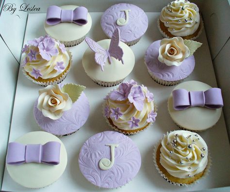 Purple Wedding Cupcakes, 40th Birthday Cupcakes, Lavender Cupcakes, Food Photography Dessert, Mothers Day Cupcakes, Edible Favors, Cupcakes Decorados, Caramel Cake, Yummy Cupcakes