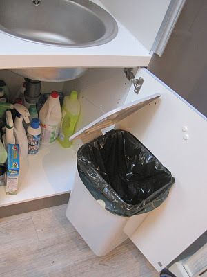 The trash can was located under the sink on the back of the kitchen cabinet door, with a string connecting the lid to the side of the cabinet.When the door was opened wide, the string would pull the lid open! I had never seen anything like this (do I live under a rock?). Simple but ingenius! Have you seen anything similar? Small Trash Can Under Sink, Kitchen Dustbin Ideas Under Sink, Kitchen Dustbin Ideas, Dustbin Ideas, Kitchen Dustbin, L Kitchen, Trash Can Cabinet, Kitchen Trash, Bathroom Trash Can