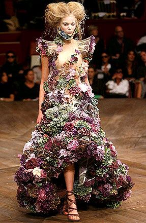 Alexander McQueen Unconventional Fashion, Flower Gown, Wedding Fotos, Mode Prints, Mcqueen Dress, Casual Attire For Women, Floral Fashion, Boho Vintage, Flower Fashion