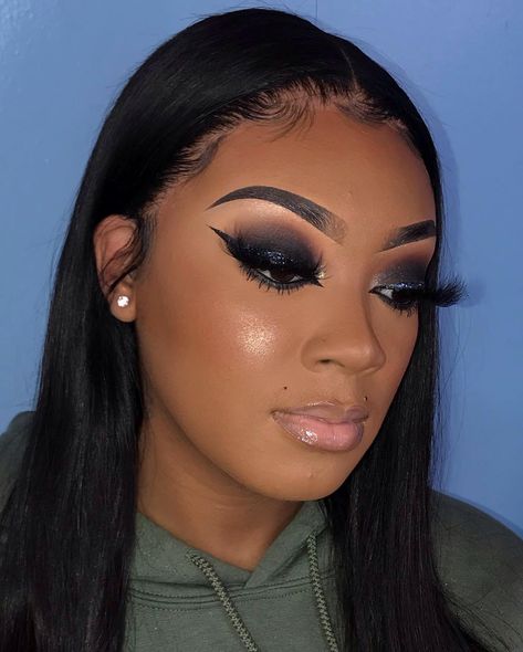 Dramatic glam Makeup By me 💛 Using @likegoldcosmetics pigment “DAISY” on the inner Conner Use my code “ILLSBEAUTY” for $$$ off 🥳 • • • •… Black Makeup Looks, Birthday Makeup Looks, Black Eye Makeup, Glitter Makeup Looks, Cute Eyeshadow Looks, Makeup Hacks Beauty Secrets, Makeup For Black Skin, Glitter Eye Makeup, Glam Makeup Look