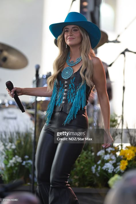 Lainey Wilson Costume, Lainey Wilson Concert Outfit, Leather Cowgirl Outfit, Lainey Wilson Hair, Country Singer Aesthetic, Lainey Wilson Concert Outfits, Lainy Wilson, Lainey Wilson Style, Lainey Wilson Outfits