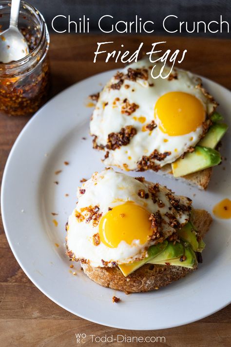 Chili Crunch Eggs, Egg Avocado, Avacodo Toast Recipes With Egg, Fried Egg Recipe, Quick Brunch Recipes, Fried Egg Recipes, Avocado Toast Egg, Avocado Toast Recipe, Easy Chili