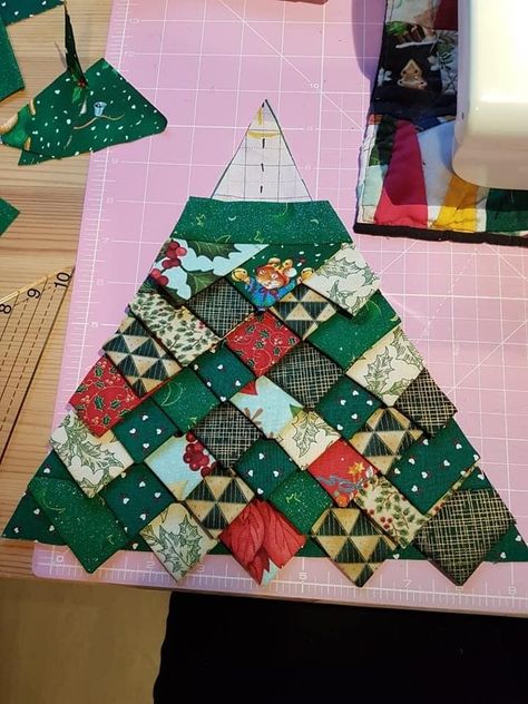 Fabric Folded Christmas Tree, Christmas Fabric Table Runners, Quilted Christmas Tree Pattern, Quilt Block Exchange Ideas, Christmas Tree Quilt Blocks, Christmas Scrap Quilts, Patchwork Christmas Tree, Quilted Tree Skirts, Quilted Trees