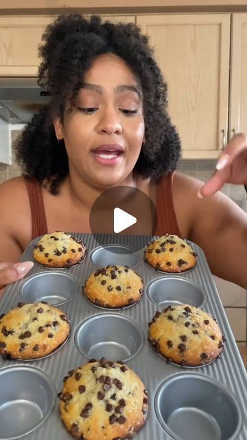 @thefeedfeed on Instagram: "Want to make Bakery Style Muffins at home? Check out these tips from @missbakersbites. Happy baking!  HOW-TO: 1. Once your batter is mixed, let it rest for 45 minutes to allow the leaveners to active resulting in sky-high muffin tops 2. Use every other muffin well. This allows heat to penetrate on all sides of batter which will help them muffins rise 3. Fill each well to the very tippy top so you get those perfect muffin tops that spill over onto the tin. These aren’t cupcakes, so no flat tops here! 4. Bake at 425 degrees F (NOT 475! 🙃) for 6-8 minutes to super charge the leaveners creating tons of rise. Then without opening the oven door, drop the temperature to 350 degrees F and continue baking for 8-10 minutes.  #feedfeed #baking #muffins #tips #howto #baker How To Make Muffins Rise High, Muffin For One, Jumbo Muffin Recipes, Breakfast In A Mug, Fast Breakfast, Bakery Style Muffins, Muffin Tops, Frozen Cookie Dough, Yeast Breads