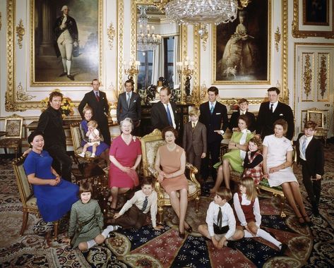 Lady Sarah Armstrong Jones, Princesa Anne, Prince Michael Of Kent, Young Queen Elizabeth, Royal Family Portrait, Queen Mum, Rainha Elizabeth Ii, English Royalty, Reine Elizabeth