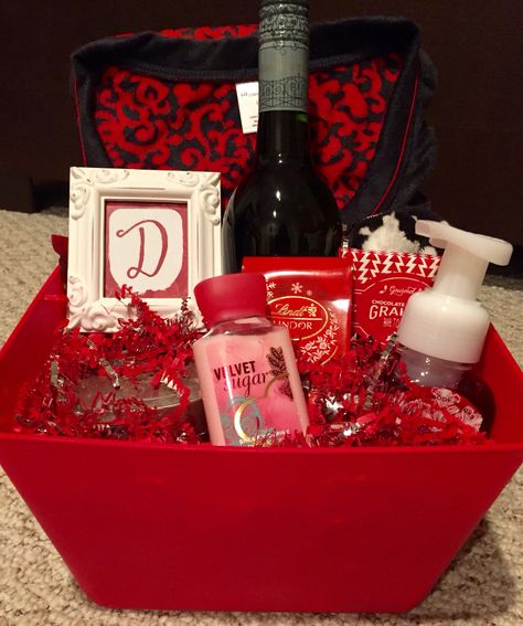 Red themed Christmas basket. Contents include: a candle, bottle of wine, bath & body works goodies, chocolates, pajamas, personalized picture frame... ❤️ Burgundy Gift Basket Ideas, Xmas Basket Gift Ideas For Best Friend, Burgundy Basket Ideas, Red Themed Basket, Red Gifts For Best Friend, Bath And Body Works Raffle Basket, Christmas Gift Baskets For Girlfriend, Mini Christmas Baskets, Red Basket Gift Ideas For Boyfriend