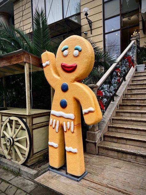 Dollar Tree Crafts Fall, Gingerbread Man Drawing, Giant Gingerbread Man, Gingerbread Man Decorations, Big Decorations, Decor Diy Ideas, Christmas Booth, Xmas Costumes, Crafts Fall