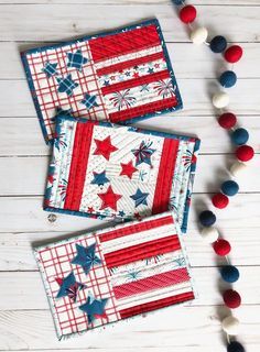 Patriotic US Flag mini quilt is quick project to get ready for summer. The quilt as you go tutorial makes for a fast red, white, and blue mug rug finish. Quilt As You Go Mug Rug Patterns, Summer Mug Rugs, Patriotic Mug Rugs, Patriotic Placemats, Patriotic Sewing, Postcard Quilts, Veteran Gifts, Stripe Quilt Pattern, Quilted Postcards