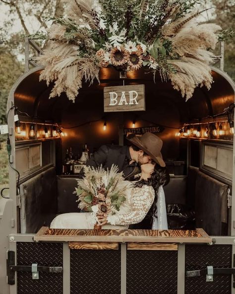 Western Wedding Winter, Western Wedding Send Off, Western Cowboy Wedding, Western Christmas Wedding, Diy Western Wedding Decorations, Western Black Tie Wedding, Moody Western Wedding, Western Wedding Ideas Rustic, Black And White Western Wedding