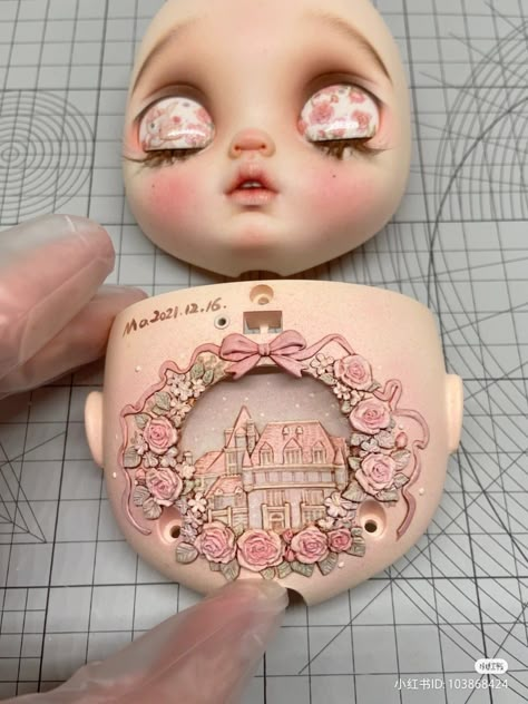 custom blythe doll Melanie Martinez Blythe Doll, Blythe Doll Accessories, Blythe Backplate Art, Creepy Blythe Dolls, Custom Pullip Dolls, Blythe Hairstyle, Blythe Face Up, Blythe Custom Doll, Blythe Dolls Creepy