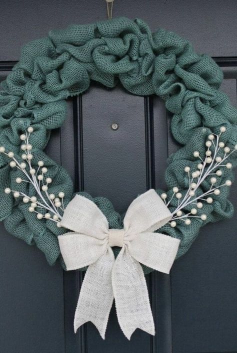 Making Burlap Wreaths, Turquoise Christmas Decor, Couronne Diy, Turquoise Christmas, Burlap Wreath Diy, Burlap Christmas Wreath, Burlap Wreaths, Burlap Crafts, Fall Decoration