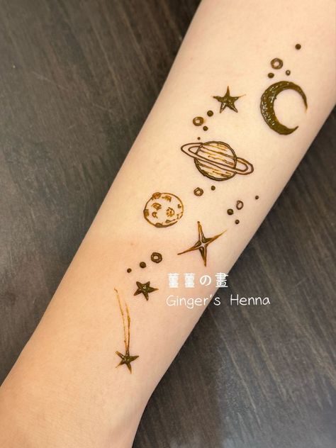 Henna Moon Design, Henna Designs Arm, Small Henna Tattoos, Small Henna Designs, Cute Henna Designs, Cute Henna Tattoos, Henna Style Tattoos, Small Henna, Henna Inspired Tattoos