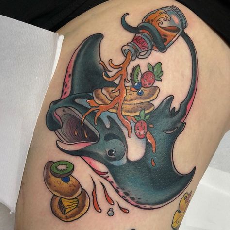 Sea pancake! Manta ray for the lovely @matrosmary 🥞🍯🍓🥝 Neo Traditional Stingray Tattoo, Critter Tattoo, Sea Pancake, Manta Ray Tattoo, Stingray Tattoo, Ray Tattoo, Cobra Tattoo, Food Tattoos, Hat Art