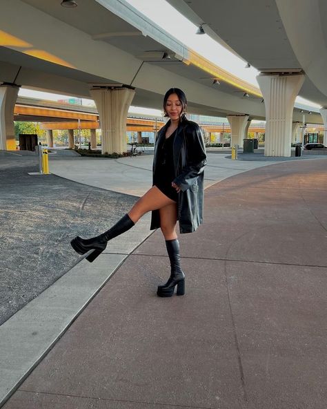 Steve Madden Black Boots Outfit, Steve Madden Boots Outfit, Steve Madden Black Boots, Outfits Juvenil, Black Boots Outfit, Steve Madden Boots, Boots Outfit, Fitness Inspo, Over The Knee