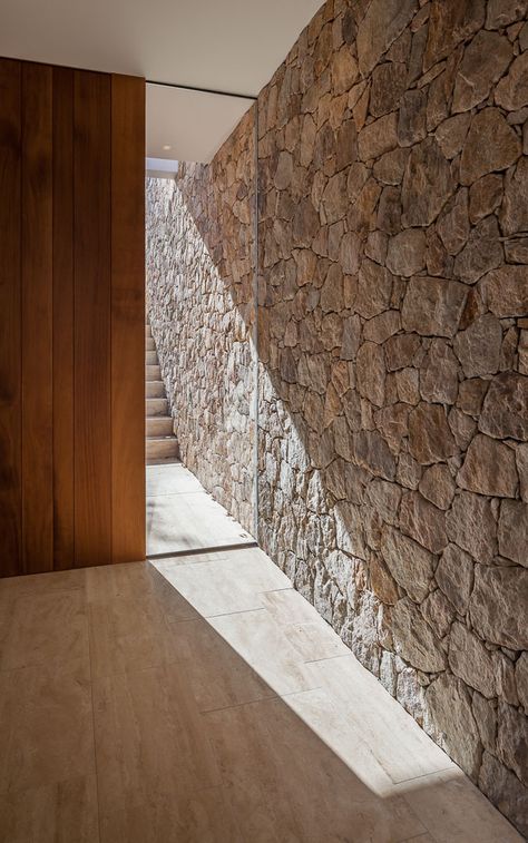 Indoor Stairs, Stairs Wall, Stone Walls Interior, Stone Ideas, Stone Wall Design, Cladding Design, Stone Wall Cladding, Stair Wall, Stone Interior